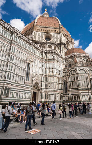 Touristen an der Basilika di Santa Maria del Fiore, Il Duomo di Firenze, Florenz, Italien Stockfoto