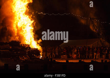 Eastbourne, East Sussex, UK. 3. Oktober 2015. Die jährliche Lagerfeuer Saison erhielt unterwegs in Eastbourne mit einer Parade von einem riesigen Lagerfeuer und Feuerwerk am Strand. Credit: Ed Brown/Alamy leben Nachrichten Stockfoto