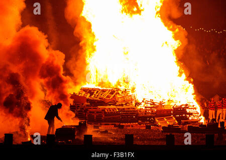 Eastbourne, East Sussex, UK. 3. Oktober 2015. Die alljährliche Lagerfeuer-Saison begann mit einer Parade entlang der Strandpromenade, gefolgt von einem riesigen Lagerfeuer und Feuerwerk am Strand in Eastbourne. Bildnachweis: Ed Brown/Alamy Live-Nachrichten Stockfoto