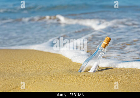 Eine Flaschenpost am Strand Meer Landschaft Stockfoto