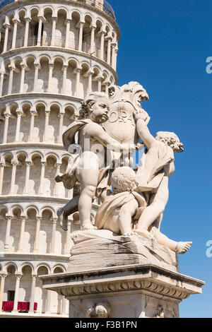 Schiefe Turm von Pisa, Torre Pendente di Pisa, mit La Fontana dei Putti di Pisa, Pisa, Toskana, Italien Stockfoto