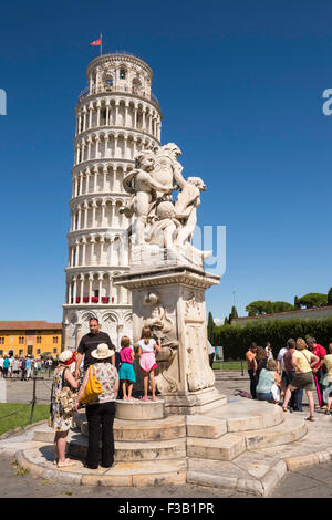 Schiefe Turm von Pisa, Torre Pendente di Pisa, mit La Fontana dei Putti di Pisa, Pisa, Toskana, Italien Stockfoto