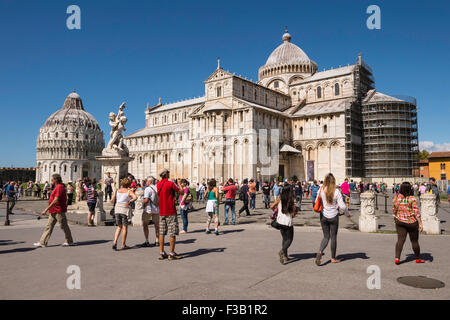 Pisa Kathedrale, Dom und Baptisterium des Heiligen Johannes, mit La Fontana dei Putti di Pisa, Piazza dei Miracoli, Pisa, Toskana, Italien Stockfoto