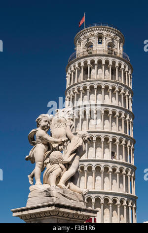 Schiefe Turm von Pisa, Torre Pendente di Pisa, mit La Fontana dei Putti di Pisa, Pisa, Toskana, Italien Stockfoto