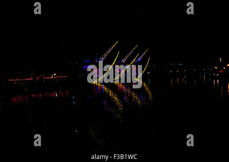 Bristol, UK. 3. Oktober 2015. Der Hafen wurde beleuchtet und wurde ein Herzstück für Bewegung, Farbe und Tanz in der Stadt. Dieser wunderschönen Aufführung sah Lichter, Ruderboote, Chöre, live-Musik von RSVP Bhangra und einige unglaubliche synchronisierte Kran tanzen! Eine Zusammenarbeit zwischen Laura Kriefman, die entwickelt und choreographiert, zusammen mit M-Schuppen, Underfall Yard, RSVP, Balmoral und Wasserscheide. Im Rahmen der Gründungsversammlung der Raum/WIRED kreative Gefährten die Show wurde geschaffen, um dauert 40 Minuten und fand auf dem Wasser neben dem Arnolfini. Bildnachweis: Chandra Prasad/Alamy Live Stockfoto