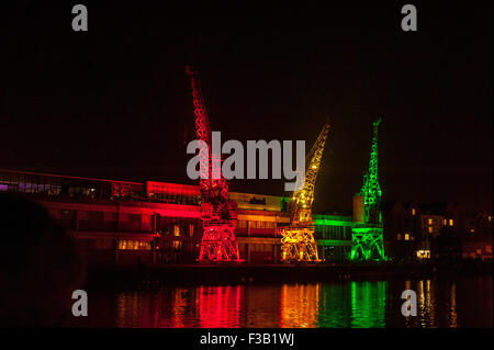 Bristol, UK. 3. Oktober 2015. Der Hafen wurde beleuchtet und wurde ein Herzstück für Bewegung, Farbe und Tanz in der Stadt. Dieser wunderschönen Aufführung sah Lichter, Ruderboote, Chöre, live-Musik von RSVP Bhangra und einige unglaubliche synchronisierte Kran tanzen! Eine Zusammenarbeit zwischen Laura Kriefman, die entwickelt und choreographiert, zusammen mit M-Schuppen, Underfall Yard, RSVP, Balmoral und Wasserscheide. Im Rahmen der Gründungsversammlung der Raum/WIRED kreative Gefährten die Show wurde geschaffen, um dauert 40 Minuten und fand auf dem Wasser neben dem Arnolfini. Bildnachweis: Chandra Prasad/Alamy Live Stockfoto