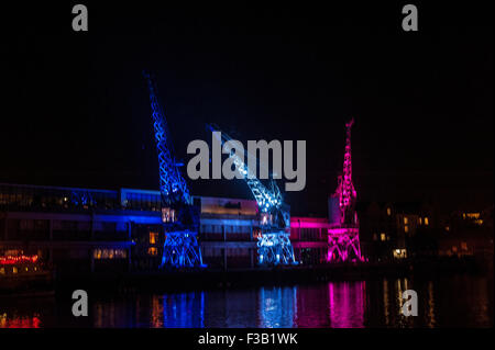 Bristol, UK. 3. Oktober 2015. Der Hafen wurde beleuchtet und wurde ein Herzstück für Bewegung, Farbe und Tanz in der Stadt. Dieser wunderschönen Aufführung sah Lichter, Ruderboote, Chöre, live-Musik von RSVP Bhangra und einige unglaubliche synchronisierte Kran tanzen! Eine Zusammenarbeit zwischen Laura Kriefman, die entwickelt und choreographiert, zusammen mit M-Schuppen, Underfall Yard, RSVP, Balmoral und Wasserscheide. Im Rahmen der Gründungsversammlung der Raum/WIRED kreative Gefährten die Show wurde geschaffen, um dauert 40 Minuten und fand auf dem Wasser neben dem Arnolfini. Bildnachweis: Chandra Prasad/Alamy Live Stockfoto