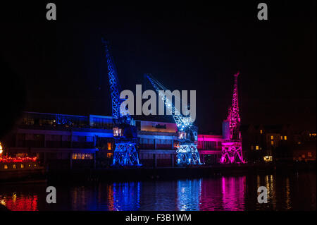 Bristol, UK. 3. Oktober 2015. Der Hafen wurde beleuchtet und wurde ein Herzstück für Bewegung, Farbe und Tanz in der Stadt. Dieser wunderschönen Aufführung sah Lichter, Ruderboote, Chöre, live-Musik von RSVP Bhangra und einige unglaubliche synchronisierte Kran tanzen! Eine Zusammenarbeit zwischen Laura Kriefman, die entwickelt und choreographiert, zusammen mit M-Schuppen, Underfall Yard, RSVP, Balmoral und Wasserscheide. Im Rahmen der Gründungsversammlung der Raum/WIRED kreative Gefährten die Show wurde geschaffen, um dauert 40 Minuten und fand auf dem Wasser neben dem Arnolfini. Bildnachweis: Chandra Prasad/Alamy Live Stockfoto