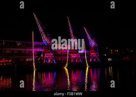 Bristol, UK. 3. Oktober 2015. Der Hafen wurde beleuchtet und wurde ein Herzstück für Bewegung, Farbe und Tanz in der Stadt. Dieser wunderschönen Aufführung sah Lichter, Ruderboote, Chöre, live-Musik von RSVP Bhangra und einige unglaubliche synchronisierte Kran tanzen! Eine Zusammenarbeit zwischen Laura Kriefman, die entwickelt und choreographiert, zusammen mit M-Schuppen, Underfall Yard, RSVP, Balmoral und Wasserscheide. Im Rahmen der Gründungsversammlung der Raum/WIRED kreative Gefährten die Show wurde geschaffen, um dauert 40 Minuten und fand auf dem Wasser neben dem Arnolfini. Bildnachweis: Chandra Prasad/Alamy Live Stockfoto