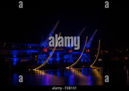 Bristol, UK. 3. Oktober 2015. Der Hafen wurde beleuchtet und wurde ein Herzstück für Bewegung, Farbe und Tanz in der Stadt. Dieser wunderschönen Aufführung sah Lichter, Ruderboote, Chöre, live-Musik von RSVP Bhangra und einige unglaubliche synchronisierte Kran tanzen! Eine Zusammenarbeit zwischen Laura Kriefman, die entwickelt und choreographiert, zusammen mit M-Schuppen, Underfall Yard, RSVP, Balmoral und Wasserscheide. Im Rahmen der Gründungsversammlung der Raum/WIRED kreative Gefährten die Show wurde geschaffen, um dauert 40 Minuten und fand auf dem Wasser neben dem Arnolfini. Bildnachweis: Chandra Prasad/Alamy Live Stockfoto