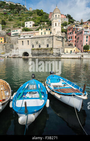 Strand von Vernazza mit Blick auf die Kirche von Santa Margherita d'Antiochia, Riomaggiore, La Spezia, Cinque Terre, Ligurien, Italien Stockfoto