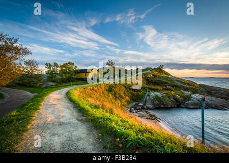 Gehweg auf Klippen über der Ostsee auf Suomenlinna in Helsinki, Finnland. Stockfoto