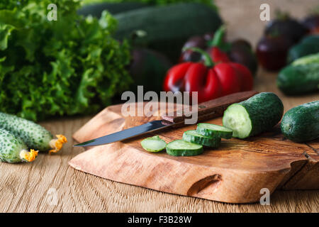 Eine Gurke Stücke geschnitten auf einem Holzbrett auf den Hintergrund Küche Stockfoto