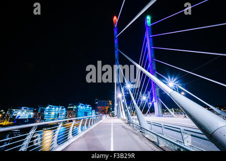 Crusell Bridge bei Nacht über den Ruoholahti Kanal in Helsinki, Finnland. Stockfoto