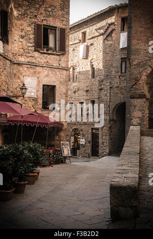 Restaurant am schmalen gepflasterten Straße, Volterra, Toskana, Italien Stockfoto