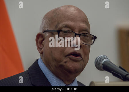 New York, Vereinigte Staaten von Amerika. 2. Oktober 2015. Bangladeshi Finance Minister Abul Maal Abdul Muhith bietet seine Reflexionen über Gandhi. Ein besonderes Ereignis, organisiert durch die dauerhafte Mission von Indien bei den Vereinten Nationen wurde einberufen, um den internationalen Tag der Gewaltlosigkeit, zum Geburtstag von Mahatma Gandhi und sein Vermächtnis zu feiern. © Albin Lohr-Jones/Pacific Press/Alamy Live-Nachrichten Stockfoto