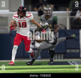 Arlington, Texas, USA. 3. Oktober 2015. Texas Tech Red Raiders Wide Receiver Zach Austin #19 während der NCAA Football-Spiel zwischen der Baylor Bears und die Texas Tech Red Raiders im AT&T Stadium in Arlington, Texas. JP Weber/Cal Sport Media/Alamy Live-Nachrichten Stockfoto