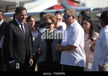 Panama City, Panama. 3. Oktober 2015. Panamas Präsident Juan Carlos Varela (L), zusammen mit Angehörigen der ehemaligen panamaische Präsident Eric Arturo Delvalle, reagiert während der Ankunft von den Resten des Delvalle in Panama-Stadt, Hauptstadt von Panama, am 3. Oktober 2015. Laut Lokalpresse Eric Arturo Delvalle, regierte Panama zwischen 1985 und 1988 starb in Cleveland, USA am Freitag bei 78, und seine sterblichen Überreste wurden zog nach Panama für das Staatsbegräbnis, das am Sonntag stattfinden wird. © Mauricio Valenzuela/Xinhua/Alamy Live-Nachrichten Stockfoto