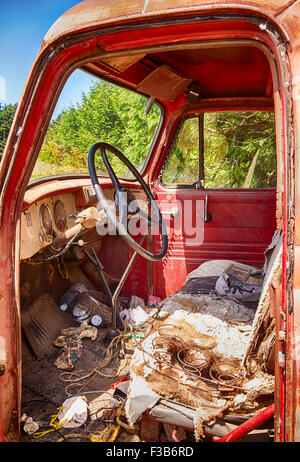 Innenraum der alten roten Lieferwagen Stockfoto