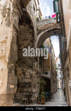 Schmal und leere Gasse oder Fußgängerzone an der Diokletianpalast in Split, Kroatien. Stockfoto