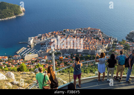 Touristen an einem Aussichtspunkt mit Blick auf die Altstadt von Dubrovnik in Kroatien von oben. Stockfoto