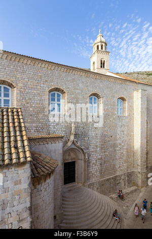Menschen vor dem dominikanischen Kloster in Dubrovnik, Kroatien. Stockfoto