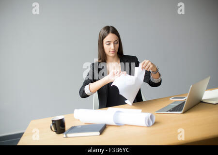 Junge Frau, die im Büro arbeiten Stockfoto