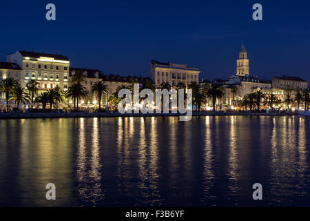 Riva Uferpromenade in der Altstadt in Split, Kroatien bei Nacht. Stockfoto