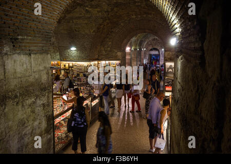 Schwach beleuchteten unterirdischen Souvenir Stall Komplex an der Diokletianpalast in Split, Kroatien. Stockfoto