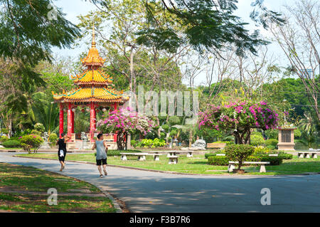 Zwei männliche Läufer laufen hinter den chinesischen Pavillon in den Lumpini Park, Bangkok Stockfoto