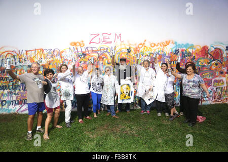 Sao Paulo, Brasilien. 3. Oktober 2015. Teilnehmer stellen mit Graffiti in einem Graffiti-Workshop auf dem Gelände der Sozialdienst der Handelskammern in Santana, Brasilien, in Sao Paulo am 3. Oktober 2015. Der Workshop, der vom 29. September bis 4 Oktober stattfand, soll laut Lokalpresse ältere Menschen lehren die Kunst des Graffiti. © Rahel Patras/Xinhua/Alamy Live-Nachrichten Stockfoto