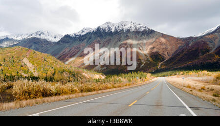 Die Sonne lugt durch eine teilweise bewölkter Himmel, die Alaska Range zu beleuchten Stockfoto