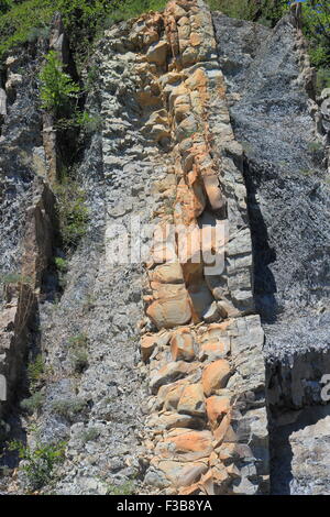 Coastal steilen Berghang mit sichtbaren Gesteinsschichten Stockfoto