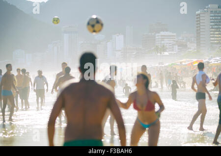 Brasilianische Männer und Frauen spielen keepy uppy am Strand von Ipanema Strand am Posto 9, eine berühmte Versammlung Platz für Spiel, Altinho Stockfoto