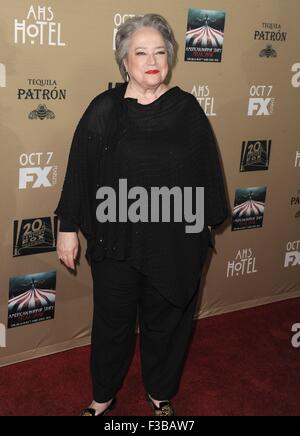 Kathy Bates im Ankunftsbereich für AMERICAN HORROR STORY: HOTEL Saison-Premiere, Regal Kinos L.A. LIVE Stadion 14, Los Angeles, CA 3. Oktober 2015. Foto von: Dee Cercone/Everett Collection Stockfoto