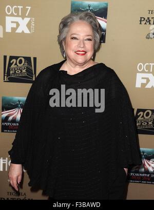 Kathy Bates im Ankunftsbereich für AMERICAN HORROR STORY: HOTEL Saison-Premiere, Regal Kinos L.A. LIVE Stadion 14, Los Angeles, CA 3. Oktober 2015. Foto von: Dee Cercone/Everett Collection Stockfoto