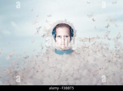 Fantasie. Futuristische Frau mit fliegenden Schmetterlinge Stockfoto