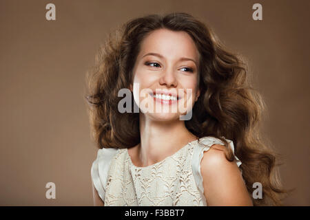 Toothy Lächeln. Porträt von glücklich schöne Brünette Stockfoto
