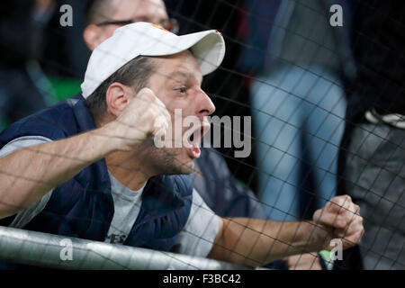 BUDAPEST, Ungarn - 3. Oktober 2015: Ein Verfechter von Honved feiert seine führenden Spielziel bei Ferencvaros vs. Honved OTP Bank Liga Fußballspiel in Groupama Arena. Stockfoto