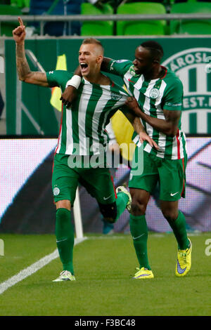 BUDAPEST, Ungarn - 3. Oktober 2015: Roland Varga (l) und Roland Lamah Ferencvaros feiern Varga Ziel während Ferencvaros vs. Honved OTP Bank Liga Fußballspiel in Groupama Arena. Stockfoto