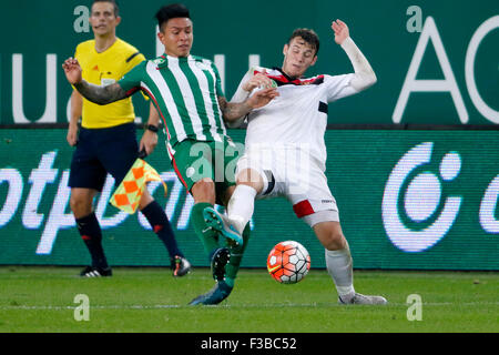 BUDAPEST, Ungarn - 3. Oktober 2015: Duell zwischen Cristian Ramirez von Ferencvaros (l) und Daniel Gazdag von Honved während Ferencvaros vs. Honved OTP Bank Liga Fußballspiel in Groupama Arena. Stockfoto