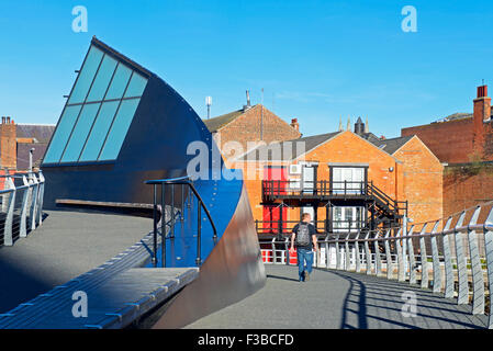 Mann zu Fuß über die Skala Lane Brücke, Kingston upon Hull, East Riding of Yorkshire, England UK Stockfoto