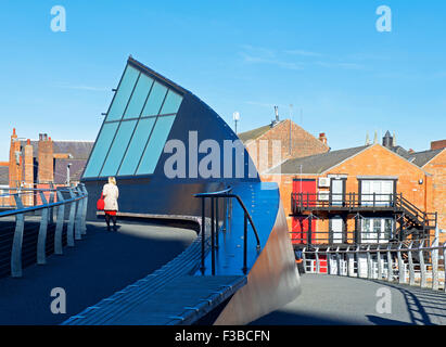 Frau zu Fuß über die Skala Lane Brücke, Kingston upon Hull, East Riding of Yorkshire, England UK Stockfoto