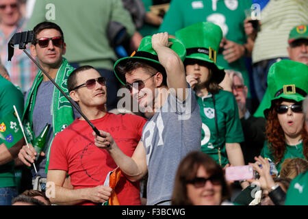 Olympiastadion, London, UK. 4. Oktober 2015. Rugby World Cup. Irland im Vergleich zu Italien. Fans vor dem Spiel Credit: Action Plus Sport/Alamy Live News Stockfoto