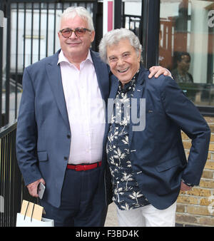 Christopher Biggins und Lionel Blair außerhalb ITV Studios mit: Christopher Biggins, Lionel Blair wo: London, Vereinigtes Königreich bei: 3. August 2015 Stockfoto