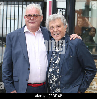 Christopher Biggins und Lionel Blair außerhalb ITV Studios mit: Christopher Biggins, Lionel Blair wo: London, Vereinigtes Königreich bei: 3. August 2015 Stockfoto