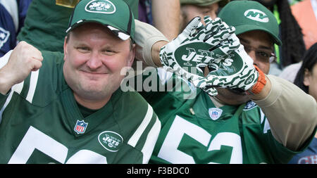 Wembley Stadium, London, UK. 4. Oktober 2015. NFL International Series. Miami Dolphins gegen die New York Jets. New York Jets Fans zeigen ihre Unterstützung in den Stand. Bildnachweis: Aktion Plus Sport/Alamy Live-Nachrichten Stockfoto