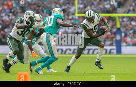 Wembley Stadium, London, UK. 4. Oktober 2015. NFL International Series. Miami Dolphins gegen die New York Jets. New York Jets Wide Receiver Brandon Marshall mit dem Ball laufen auf der ganzen Linie. Bildnachweis: Aktion Plus Sport/Alamy Live-Nachrichten Stockfoto