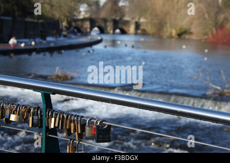 Liebesschlösser auf einer Bakewell Brücke im Peak District National Park Stockfoto