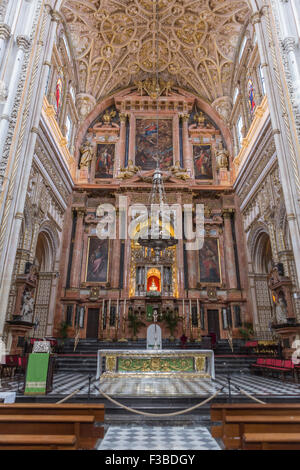 Córdoba, Spanien – 27. September 2015: Innenraum der Mezquita-Kathedrale, eine mittelalterliche islamische Moschee, die in einem Cathol umgewandelt wurde Stockfoto